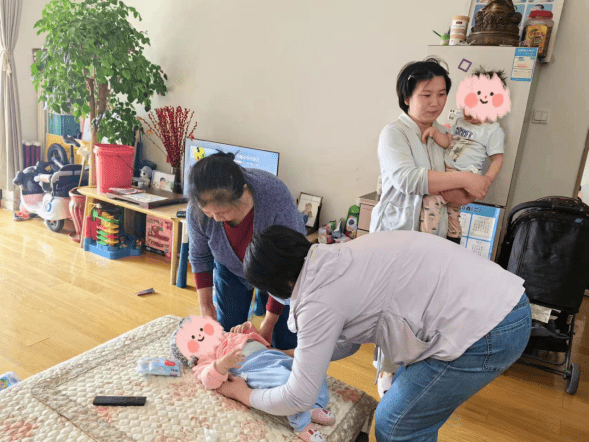 老人手机:老人带宝宝出门忘带手机和钥匙，多亏社区和好邻居伸出援手